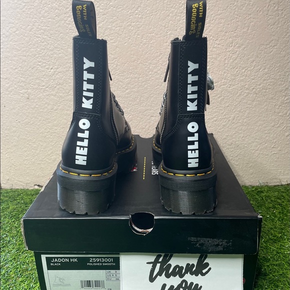 Dr. Martens Jadon’s women’s Hello Kitty Sanrio Platform boots - Picture 5 of 8